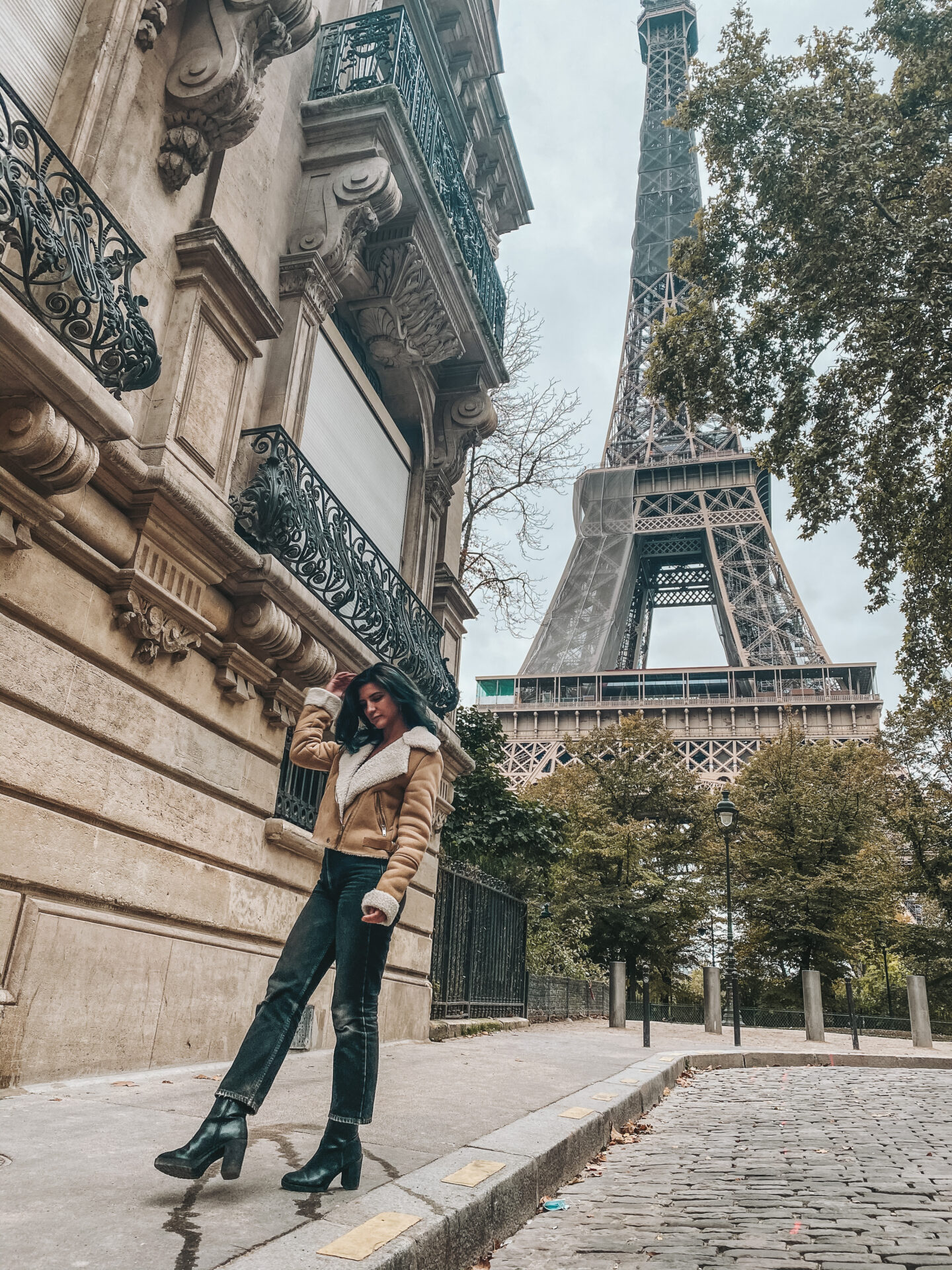 Couple's Photoshoot at the Eiffel Tower - with a private picnic!